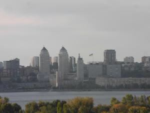 Blick auf eine Stadt mit Gebäuden und einem Wasserkörper in der Unterkunft Doba In Ua Luhovska255 Apartments in Dnipro