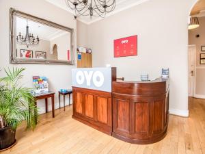 a shop with a wooden counter in a room at OYO the Regency, Clifton Bristøl in Bristol