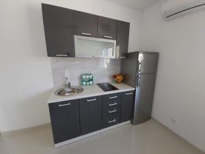 Kuchyňa alebo kuchynka v ubytovaní Apartment Seaside Mireja + 29 fotografií