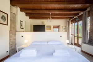 una camera con un grande letto bianco di La Quercia - BolognaRooms a Sasso Marconi