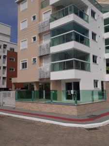 ゴヴェルナドール・セウソ・ラーモスにあるApto em Palmas - à 80 metros do Marの通りに面したアパートメントビル