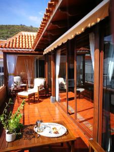 un'ampia terrazza in legno con tavolo e sedie di Camino Real a Barranco Hondo