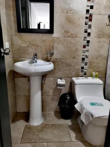 Koupelna v ubytování Hotel Muros Quito