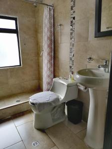 Koupelna v ubytování Hotel Muros Quito