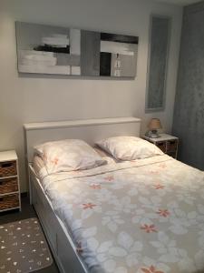 Un dormitorio con una cama con flores. en Une pause à Bergerac, en Bergerac 33 fotos más