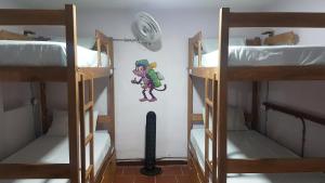 Voodi või voodid majutusasutuse Purple Monkey Hostel toas