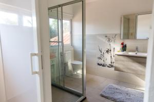 a bathroom with a toilet and a sink at Casalina Garden 2 blocks to Palm Beach & Kitesurfing school in Palm-Eagle Beach