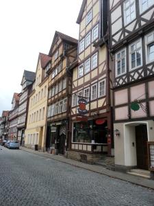 een rij gebouwen op een geplaveide straat bij Hotel Alte Rathausschänke in Hannoversch Münden