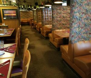 une salle à manger avec des tables et des chaises dans un restaurant dans l'établissement Soldotna Inn, à Soldotna