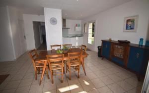 Il comprend une cuisine et une salle à manger avec une table et des chaises en bois. dans l'établissement VILLA PECH DE DURAND VILLENEUVE SUR LOT, à Villeneuve-sur-Lot