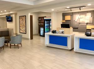 ล็อบบี้หรือแผนกต้อนรับของ Holiday Inn Express Boca Raton - West, an IHG Hotel