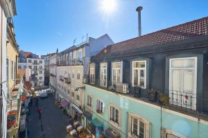 リスボンにあるAesthetic Riverview Apartment in Historical Lisbonの建物のある街並み