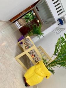 una boca de incendios amarilla sentada junto a una mesa en Pedregal Home, en Cartagena de Indias
