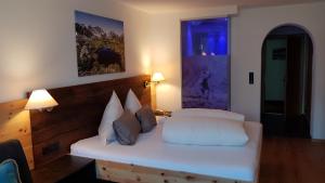 Rúm í herbergi á Hotel Garni Tirol