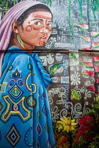 una pintura de una mujer en una pared en Casa San Benito Abad, en Cartagena de Indias