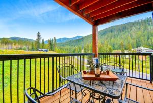 A balcony or terrace at Ski In-Out Luxury Condo #4474 With Huge Hot Tub & Great Views - 500 Dollars Of FREE Activities & Equipment Rentals Daily