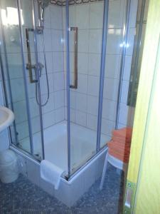 a bathroom with a shower and a sink at Hotel Alte Rathausschänke in Hannoversch Münden