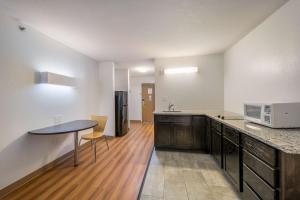 Kuchyň nebo kuchyňský kout v ubytování Motel 6-Decatur, TX