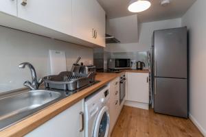 Кухня или мини-кухня в Grampian Serviced Apartments - Park View

