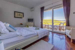 Postel nebo postele na pokoji v ubytování Villa Vrbnik + 37 fotografií