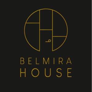un logotipo para una casa dorada sobre fondo negro en Belmira House Cedritos, en Bogotá