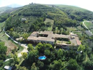 una vista aérea de una casa en una colina en Agriturismo Ridocco, en Corleone