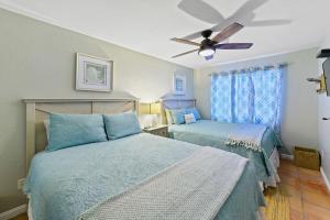a bedroom with two beds and a ceiling fan at Luna Azul, cozy condo only steps to Mission Beach! Free Internet in San Diego +21 photos