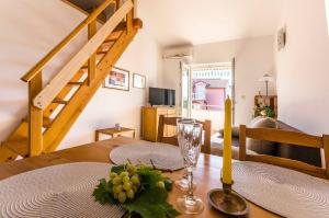 un comedor con una mesa con una vela en Apartments Holiday near beach, en Vodice