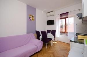 Televízia a/alebo spoločenská miestnosť v ubytovaní Apartments Mirjana B