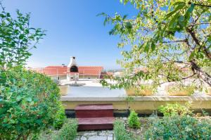 Vonkajšia záhrada v ubytovaní Apartments Mirjana B