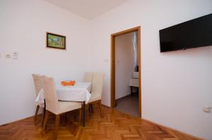 Televízia a/alebo spoločenská miestnosť v ubytovaní Apartments Mirjana B
