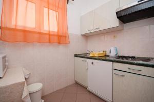 Kuchyňa alebo kuchynka v ubytovaní Apartments Mirjana B