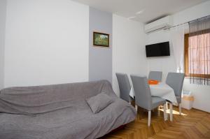 Posedenie v ubytovaní Apartments Mirjana B