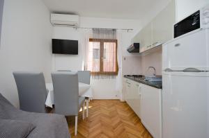 Kuchyňa alebo kuchynka v ubytovaní Apartments Mirjana B