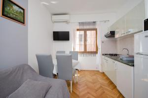 Kuchyňa alebo kuchynka v ubytovaní Apartments Mirjana B