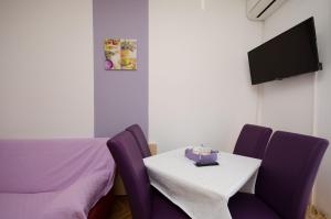 Televízia a/alebo spoločenská miestnosť v ubytovaní Apartments Mirjana B