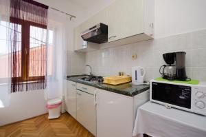 Kuchyňa alebo kuchynka v ubytovaní Apartments Mirjana B