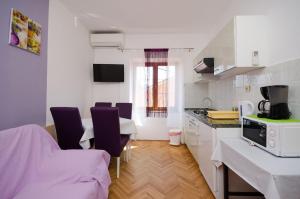 Kuchyňa alebo kuchynka v ubytovaní Apartments Mirjana B