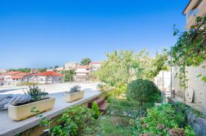 Vonkajšia záhrada v ubytovaní Apartments Mirjana B