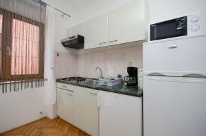 Kuchyňa alebo kuchynka v ubytovaní Apartments Mirjana B