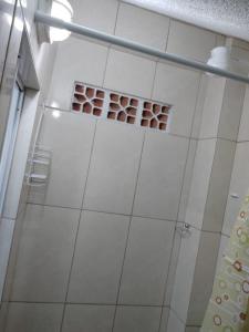 y baño con ducha y una barra de huevos. en Casa de família e Quarto, en Balneário Camboriú