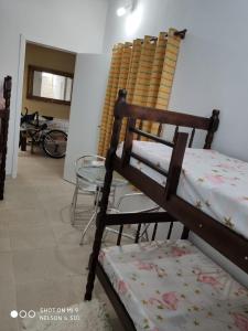 ein paar Etagenbetten in einem Zimmer in der Unterkunft Casa de Família in Balneário Camboriú