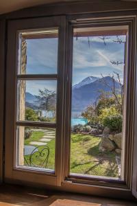 een raam met uitzicht op een berg bij Agriturismo Treterre in Pianello Del Lario