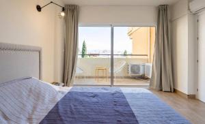 sypialnia z łóżkiem i widokiem na balkon w obiekcie Apartment Club Playa Flores Torremolinos w mieście Torremolinos +37 zdjęć