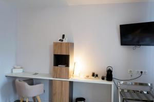 TV a/nebo společenská místnost v ubytování Logis Hôtel Le Confluent