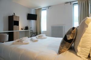 Postel nebo postele na pokoji v ubytování Logis Hôtel Le Confluent