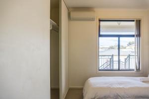 מיטה או מיטות בחדר ב-Tasha's Apartments on Kerry