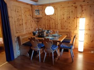 a dining room with a table and chairs at I dr Rehwiesa B02 in Arosa