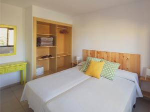sypialnia z białym łóżkiem z drewnianym zagłówkiem w obiekcie Atlantic Garden Beach Mate w Corralejo +37 zdjęć
