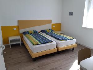 Giường trong phòng chung tại appartamentsandreis